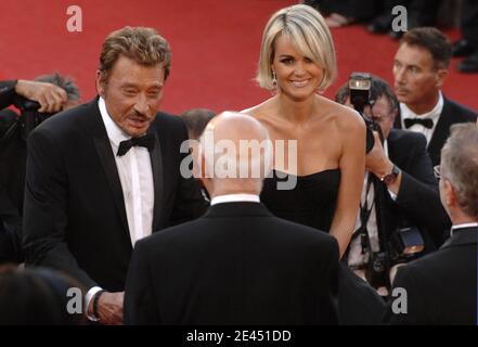 Johnny Hallyday et son épouse Laeticia arrivent à la projection de 'Vengeance' lors du 62e Festival de Cannes au Palais des Festivals de Cannes, France, le 17 mai 2009. Photo de Gorassini-Guignebourg/ABACAPRESS.COM Banque D'Images