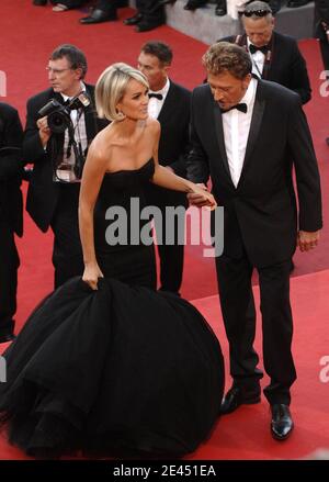 Johnny Hallyday et son épouse Laeticia arrivent à la projection de 'Vengeance' lors du 62e Festival de Cannes au Palais des Festivals de Cannes, France, le 17 mai 2009. Photo de Gorassini-Guignebourg/ABACAPRESS.COM Banque D'Images