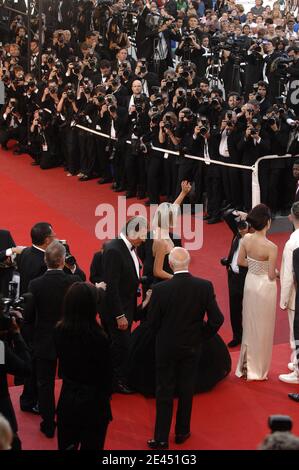 Johnny Hallyday et son épouse Laeticia arrivent à la projection de 'Vengeance' lors du 62e Festival de Cannes au Palais des Festivals de Cannes, France, le 17 mai 2009. Photo de Gorassini-Guignebourg/ABACAPRESS.COM Banque D'Images