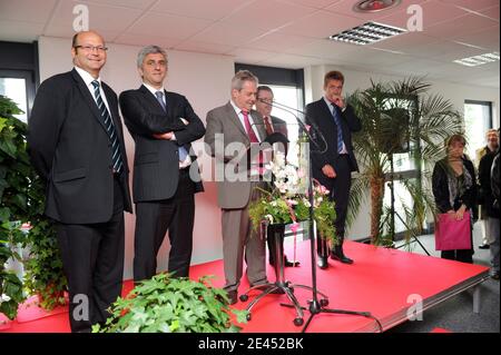 Herve Morin, Ministre de la Défense, Gerard vignoble, maire de Wasquehal et Christophe Deketelaered, mari de Caroline Aigle lors de la cérémonie d'inauguration de l'avenue Caroline Aigle a Wasquehal, France le 15 Mai, 2009 en mémoire de la première femme Banque D'Images