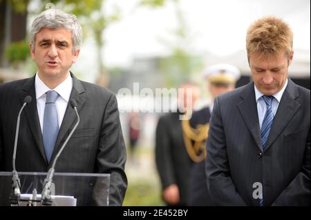 Herve Morin, Ministre de la Défense et Christophe Deketelaered, mari de Caroline Aigle lors de la cérémonie d'inauguration de l'avenue Caroline Aigle a Wasquehal, France le 15 Mai, 2009 en mémoire de la première femme pilote de chasse en France tromperie Banque D'Images