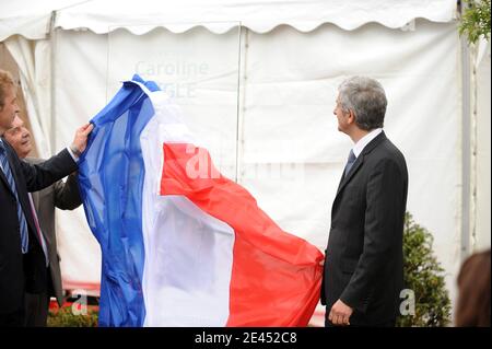 Gerard vignoble, maire de Wasquehal, Herve Morin, Ministre de la Défense et Christophe Deketelaered, mari de Caroline Aigle lors de la cérémonie d'inauguration de l'avenue Caroline Aigle a Wasquehal, France le 15 Mai, 2009 en mémoire de la première femme Banque D'Images