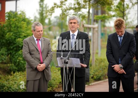Gerard vignoble, maire de Wasquehal, Herve Morin, Ministre de la Défense et Christophe Deketelaered, mari de Caroline Aigle lors de la cérémonie d'inauguration de l'avenue Caroline Aigle a Wasquehal, France le 15 Mai, 2009 en mémoire de la première femme Banque D'Images
