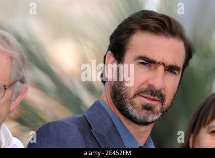 « Eric Cantona pose lors de l'appel photo de « recherche d'Eric » au 62e Festival de Cannes. Cannes, France, 18 mai 2009. Photo de Lionel Hahn/ABACAPRESS.COM' Banque D'Images