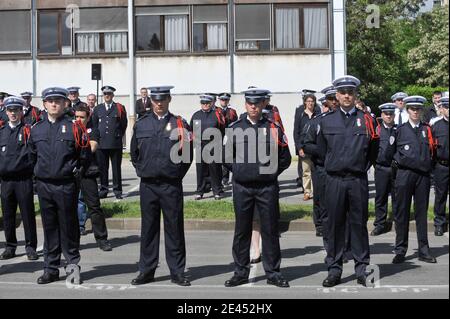 Des policiers se tiennent lors d'une cérémonie avec le ministre français de l'intérieur à Bobigny, dans la banlieue nord de Paris, en France, le 18 mai 2009, un jour après que des hommes armés d'armes militaires ont ouvert le feu sur des policiers escortant des détenus à la Courneuve, dans la banlieue voisine. Personne n'a été blessé dans l'échange d'incendie. Photo de Mousse/ABACAPRESS.COM Banque D'Images