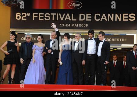 Rossy de Palma, Pedro Almodovar, Penelope Cruz, Lluis Homar, Blanca Portillo, José Luis Gomez et Tamar Novas arrivent à la projection de 'Los Abrazos Rotos' lors du 62e Festival de Cannes au Palais des Festivals de Cannes, France, le 19 mai 2009. Photo de Nebinger-Orban/ABACAPRESS.COM Banque D'Images