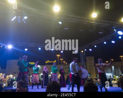 Représentation en direct de la danse et de l'art traditionnels jordaniens Dabke au festival du patrimoine Sheikh Zayed, une attraction touristique à Abu Dhabi, aux Émirats arabes Unis Banque D'Images