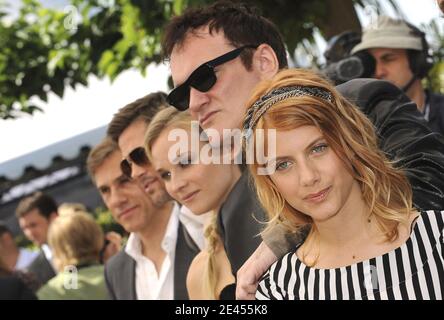 (G-D) Lawrence Bender, Brad Pitt, Diane Kruger, réalisateur Quentin Tarantino et Melanie Laurent à un phocall pour le film "Inglourious Basterds" qui s'est tenu au Palais des Festival lors du 62e Festival International du film de Cannes, le 20 mai 2009. Photo de Nebinger-Orban/ABACAPRESS.COM Banque D'Images