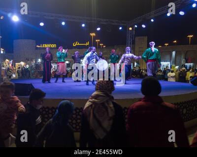 Représentation en direct de la danse et de l'art traditionnels jordaniens Dabke au festival du patrimoine Sheikh Zayed, une attraction touristique à Abu Dhabi, aux Émirats arabes Unis Banque D'Images