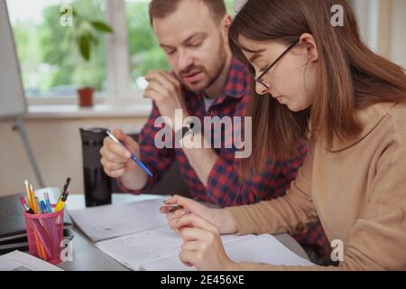 Plan rogné d'une adolescente travaillant sur un projet avec son tuteur après les leçons, copier l'espace. Une étudiante de l'adolescence féminine et son professeur brainstorming à Banque D'Images