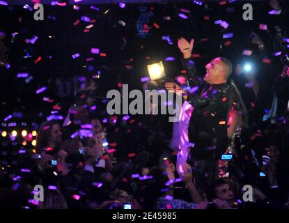 EXCLUSIF - Christian et Ira Audigier font la fête lors de la fête d'anniversaire de Christian Audigier tenue à la salle VIP lors du 62e Festival de Cannes au Palais des Festivals de Cannes, France, le 21 mai 2009. Photo de Bellak-Orban-Nebinger-Gorassini/ABACAPRESS.COM Banque D'Images