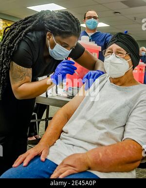 Un professionnel de la santé administre la première dose du vaccin COVID-19 de Pfizer-BioNTech à une femme de 74 ans à Mobile, en Alabama. Banque D'Images