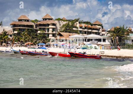 Plage et bateaux à Puerto Morelos. Banque D'Images