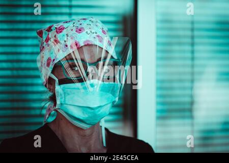 Portrait d'une infirmière de premier répondant avec masque de protection N95 et équipement de protection individuelle Banque D'Images