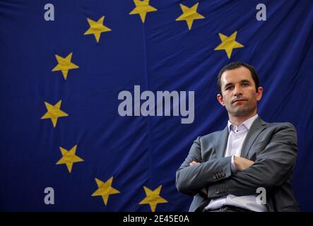 Le porte-parole du Parti socialiste (PS) et numéro deux sur la liste des élections européennes d'Ile-de-France Benoit Hamon assiste à un rassemblement lors de la campagne électorale européenne à la Courneuve, près de Paris, en France, le 25 mai 2009. Photo de Mousse/ABACAPRESS.COM Banque D'Images