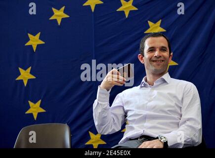 Le porte-parole du Parti socialiste (PS) et numéro deux sur la liste des élections européennes d'Ile-de-France Benoit Hamon assiste à un rassemblement lors de la campagne électorale européenne à la Courneuve, près de Paris, en France, le 25 mai 2009. Photo de Mousse/ABACAPRESS.COM Banque D'Images