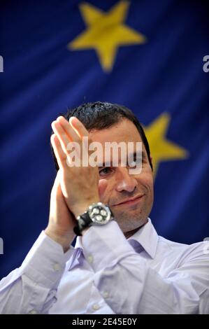 Le porte-parole du Parti socialiste (PS) et numéro deux sur la liste des élections européennes d'Ile-de-France Benoit Hamon assiste à un rassemblement lors de la campagne électorale européenne à la Courneuve, près de Paris, en France, le 25 mai 2009. Photo de Mousse/ABACAPRESS.COM Banque D'Images