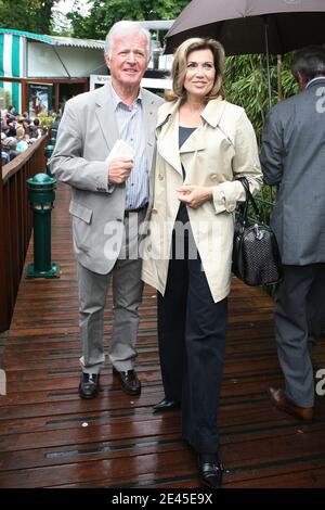 Jean-Loup Chrétien et Catherine Alric arrivent dans la zone VIP 'le Village' lors de l'Open de tennis français 2009 à l'arène Roland Garros à Paris, France, le 26 mai 2009. Photo de Gorassini-Guignebourg/ABACAPRESS.COM Banque D'Images