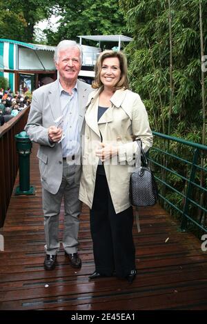 Jean-Loup Chrétien et Catherine Alric arrivent dans la zone VIP 'le Village' lors de l'Open de tennis français 2009 à l'arène Roland Garros à Paris, France, le 26 mai 2009. Photo de Gorassini-Guignebourg/ABACAPRESS.COM Banque D'Images