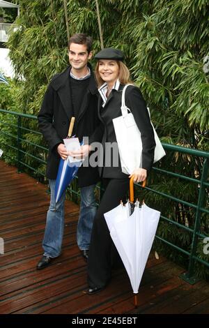 Cyrielle Claire arrivant à la zone VIP 'le Village' lors de l'Open de tennis français 2009 à l'arène Roland Garros de Paris, France, le 26 mai 2009. Photo de Gorassini-Guignebourg/ABACAPRESS.COM Banque D'Images