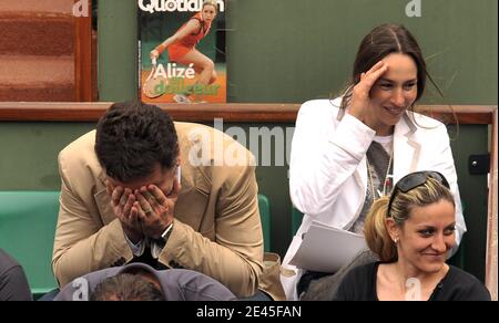 Philippe Lellouche et sa copine Vanessa Demouy assistent à l'Open de tennis français 2009 à l'arène Roland Garros à Paris, France, le 27 mai 2009. Photo de Christophe Guibbbaud/ABACAPRESS.COM Banque D'Images