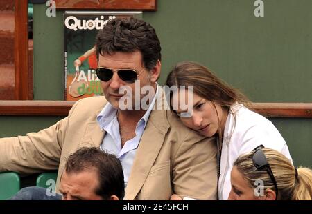 Philippe Lellouche et sa copine Vanessa Demouy assistent à l'Open de tennis français 2009 à l'arène Roland Garros à Paris, France, le 27 mai 2009. Photo de Christophe Guibbbaud/ABACAPRESS.COM Banque D'Images