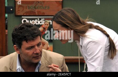 Philippe Lellouche et sa copine Vanessa Demouy assistent à l'Open de tennis français 2009 à l'arène Roland Garros à Paris, France, le 27 mai 2009. Photo de Christophe Guibbbaud/ABACAPRESS.COM Banque D'Images