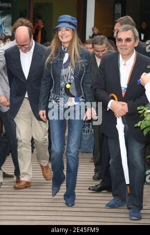 Cyrielle Claire arrivant à la zone VIP 'le Village' lors de l'Open de tennis français 2009 à l'arène Roland Garros de Paris, France, le 27 mai 2009. Photo de Gorassini-Guignebourg/ABACAPRESS.COM Banque D'Images