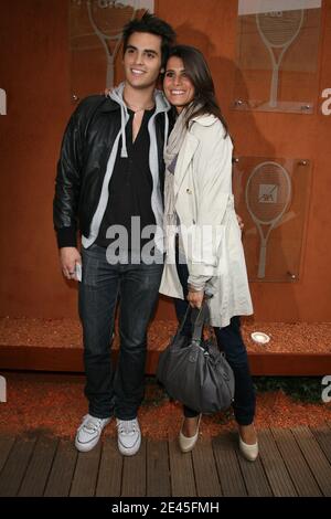 Karine Ferri et sa cousine arrivent dans la zone VIP 'le Village' lors de l'Open de tennis français 2009 à l'arène Roland Garros à Paris, France, le 27 mai 2009. Photo de Gorassini-Guignebourg/ABACAPRESS.COM Banque D'Images