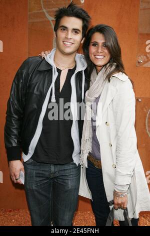 Karine Ferri et sa cousine arrivent dans la zone VIP 'le Village' lors de l'Open de tennis français 2009 à l'arène Roland Garros à Paris, France, le 27 mai 2009. Photo de Gorassini-Guignebourg/ABACAPRESS.COM Banque D'Images