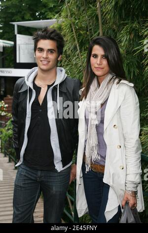 Karine Ferri et sa cousine arrivent dans la zone VIP 'le Village' lors de l'Open de tennis français 2009 à l'arène Roland Garros à Paris, France, le 27 mai 2009. Photo de Gorassini-Guignebourg/ABACAPRESS.COM Banque D'Images