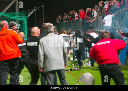 Les supporters de Metz réagissent alors que les policiers les affrontent après que certains supporters aient envahi le terrain à la fin du match de football de la deuxième Ligue française, Metz contre Guingamp, à Longeville-les-Metz, en France. Les partisans de Metz ont réagi après que leur équipe n'ait pas réussi à rejoindre l'if Banque D'Images