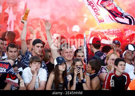 Les fans de Bordeaux applaudissent leur équipe de football à la place ...