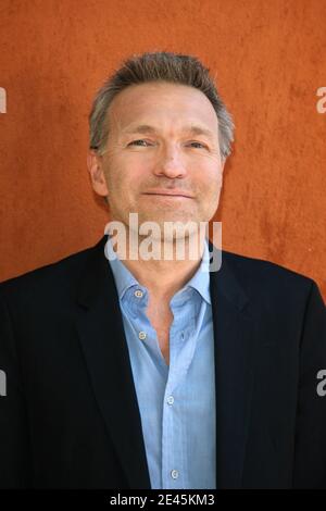 Laurent Ruquier arrive à l'espace VIP « le Village » lors de l'Open de tennis français 2009 à l'arène Roland Garros de Paris, France, le 2 juin 2009. Photo de Gorassini-Guignebourg/ABACAPRESS.COM Banque D'Images