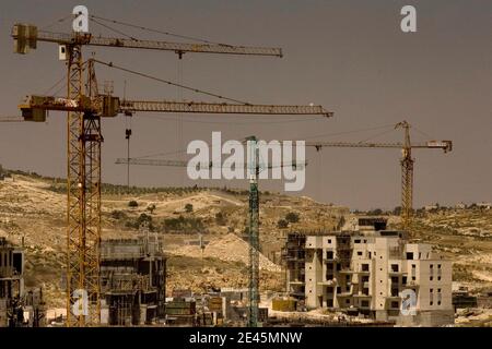 La construction d'un nouveau logement se poursuit dans le quartier juif de Har Homa, à l'est de Jérusalem, le mercredi 3 juin 2009. Le Premier ministre israélien Benjamin Netanyahou subit une forte pression américaine pour remettre le processus de paix sur la bonne voie en reconnaissant le droit des Palestiniens à un état qui leur est propre et en mettant un terme à l'expansion des colonies en Cisjordanie. Photo par Olivier Fitoussi/ABACAPRESS.COM Banque D'Images