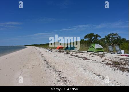 Everglades National Park, Floride 01-14-21 Camping sur la plage à Middle Cape sable dans l'arrière-pays des Everglades. Banque D'Images