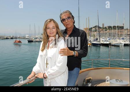 EXCLUSIF - Roberto Cavalli et sa femme Eva Duringer posant à bord de leur yacht dans le port de Cannes pendant le 62e Festival International du film de Cannes, France, le 19 mai 2009. Photo de Nebinger-Orban/ABACAPRESS.COM Banque D'Images