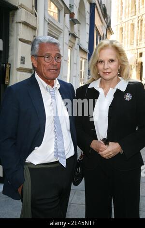 Sylvie Vartan et Jean-Marie Perier assistent à l'inauguration de l'exposition du photographe Jean-Marie Perier à Paris, en France, le 4 juin 2009. Photo de Denis Guignebourg/ABACAPRESS.COM Banque D'Images