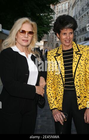 Sylvie Vartan et Valérie-Anne Giscard d'Estaing assistent à l'inauguration de l'exposition du photographe Jean-Marie Perier à Paris, en France, le 4 juin 2009. Photo de Denis Guignebourg/ABACAPRESS.COM Banque D'Images