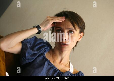 EXCLUSIF. Irina Belenkaya, la mère russe d'Elise Andre, âgée de trois ans, attend de voir sa fille qui vit sous la garde de son père Jean-Michel Andre, à Marseille, dans le sud de la France, le 31 mai 2009. Elise a été violemment enlevée de son père par des attaquants et Irina le 20 mars de cette année dans la ville d'Arles. La mère a été arrêtée avec Elise en Hongrie et détenue près de la frontière ukrainienne. Jean-Michel Andre ramena la petite fille en France. La jeune fille a été enlevée trois fois en deux ans. Photo de Pascal Parrot/ABACAPRESS.COM Banque D'Images