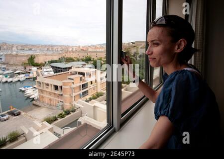 EXCLUSIF. Irina Belenkaya, la mère russe d'Elise Andre, âgée de trois ans, attend de voir sa fille qui vit sous la garde de son père Jean-Michel Andre, à Marseille, dans le sud de la France, le 31 mai 2009. Elise a été violemment enlevée de son père par des attaquants et Irina le 20 mars de cette année dans la ville d'Arles. La mère a été arrêtée avec Elise en Hongrie et détenue près de la frontière ukrainienne. Jean-Michel Andre ramena la petite fille en France. La jeune fille a été enlevée trois fois en deux ans. Photo de Pascal Parrot/ABACAPRESS.COM Banque D'Images