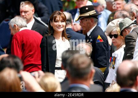 La première dame française Carla Bruni-Sarkozy lors de la cérémonie commémorative du 65e anniversaire de l'invasion du jour J dans le cimetière militaire américain de Colleville-sur-Mer, France, le 6 2009 juin. Photo de Mikael Libert/ABACAPRESS.COM Banque D'Images