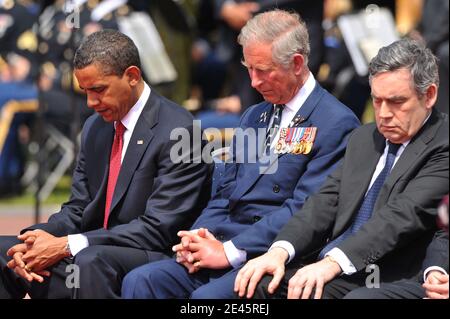 LE président AMÉRICAIN Barack Obama, le prince britannique Charles et le Premier ministre britannique Gordon Brown assistent au 65e anniversaire du débarquement au cimetière et mémorial américain de Normandie de Colleville-sur-Mer, en Normandie, le 6 2009 juin. Photo de Thierry Orban/ABACAPRESS.COM Banque D'Images