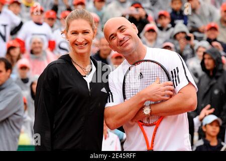 L'ancien joueur de tennis allemand Steffi Graf pose avec son mari, l'ancien joueur de tennis américain Andre Agassi pose après avoir joué à un match d'exposition sur la touche de l'Open de France au stade Roland Garros à Paris, en France, le 6 juin 2009. L'événement, le deuxième Grand Chelem de 2009, se déroule du 24 mai au 7 juin 2009. Photo de Henri Szwarc/ABACAPRESS.COM Banque D'Images