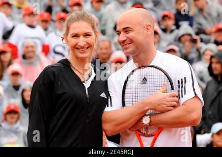 L'ancien joueur de tennis allemand Steffi Graf pose avec son mari, l'ancien joueur de tennis américain Andre Agassi pose après avoir joué à un match d'exposition sur la touche de l'Open de France au stade Roland Garros à Paris, en France, le 6 juin 2009. L'événement, le deuxième Grand Chelem de 2009, se déroule du 24 mai au 7 juin 2009. Photo de Henri Szwarc/ABACAPRESS.COM Banque D'Images