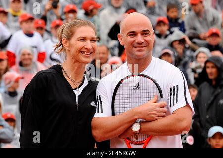 L'ancien joueur de tennis allemand Steffi Graf pose avec son mari, l'ancien joueur de tennis américain Andre Agassi pose après avoir joué à un match d'exposition sur la touche de l'Open de France au stade Roland Garros à Paris, en France, le 6 juin 2009. L'événement, le deuxième Grand Chelem de 2009, se déroule du 24 mai au 7 juin 2009. Photo de Henri Szwarc/ABACAPRESS.COM Banque D'Images