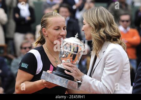 Svetlana Kuznetsova de Russie reçoit le trophée de l'ancien joueur de tennis Steffi Graf d'Allemagne à la suite de sa victoire lors du match final féminin contre Dinara Safina de Russie le 14 jour de l'Open de France à Roland Garros à Paris, France, le 6 juin 2009. Photo de Henri Szwarc/ABACAPRESS.COM Banque D'Images