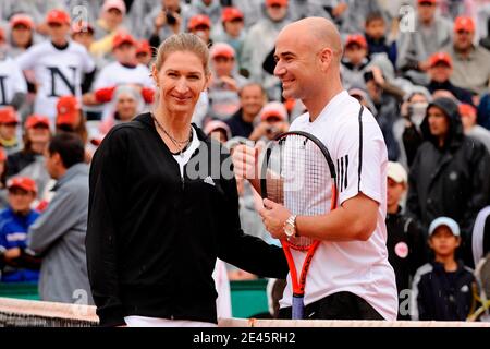 L'ancien joueur de tennis allemand Steffi Graf pose avec son mari, l'ancien joueur de tennis américain Andre Agassi pose après avoir joué à un match d'exposition sur la touche de l'Open de France au stade Roland Garros à Paris, en France, le 6 juin 2009. L'événement, le deuxième Grand Chelem de 2009, se déroule du 24 mai au 7 juin 2009. Photo de Henri Szwarc/ABACAPRESS.COM Banque D'Images