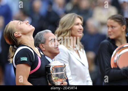 (De gauche à droite) Svetlana Kuznetsova de Russie lève le trophée aux côtés de Jean Gachassin, président de la fédération française de tennis, Steffi Graf et Dinara Safina de Russie après sa victoire les célibataires féminins finale contre Dinara Safina de Russie le 14 jour de l'Open de France à Roland Garros à Paris, France le 6 juin 2009. Photo de Christophe Guibbbaud/Cameleon/ABACAPRESS.COM Banque D'Images