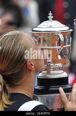 Svetlana Kuznetsova, de Russie, embrasse le trophée après sa victoire lors du match final des femmes célibataires contre Dinara Safina, de Russie, le 14 e jour de l'Open de France à Roland Garros à Paris, France, le 6 juin 2009. Photo de Christophe Guibbbaud/Cameleon/ABACAPRESS.COM Banque D'Images